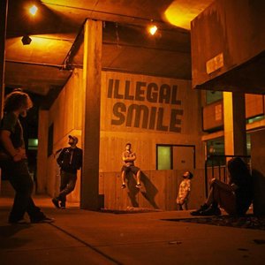 Image pour 'Illegal Smile'