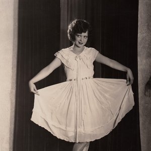 “Clara Bow”的封面