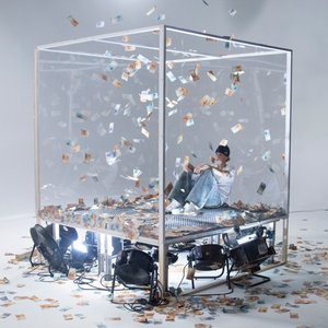 IM GLASHAUS MIT SCHEINEN WERFEN