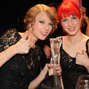 Taylor Swift [feat. Hayley Williams] 的头像