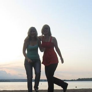 Girls With Apples 的头像