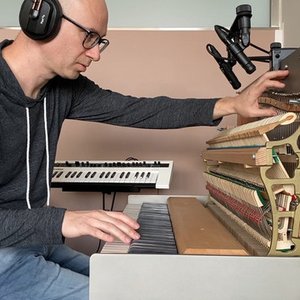 Piano in a Living Room 的头像