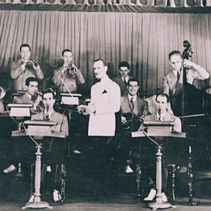 Larry Clinton And His Orchestra - vocal: Bea Wain 的头像