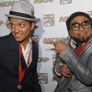 Bruno Mars Feat. Philip Lawrence için avatar
