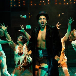 Cast: Cabaret Broadway 2008 的头像