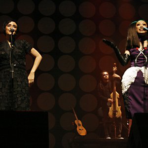 “Fernanda Takai e Maki Nomiya”的封面