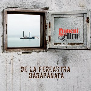De la fereastra dărăpănată