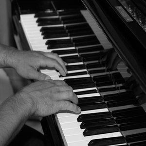 “Solo Piano Music - Christian Lindquist - Soft Quiet Piano”的封面