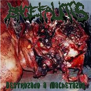 Destrozado a machetazos