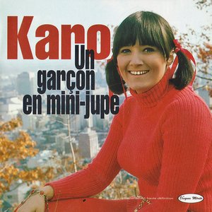 Un garçon en mini-jupe