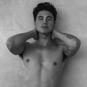 Finn Roberts 的头像