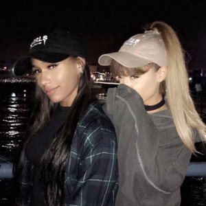 Ariana Grande & Bia 的头像
