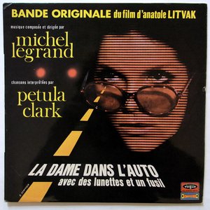 La Dame Dans L'Auto Avec Des Lunettes Et Un Fusil