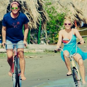 “Shakira & Carlos Vives”的封面