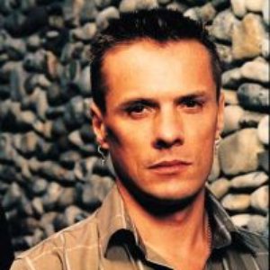“Larry Mullen Jr.”的封面