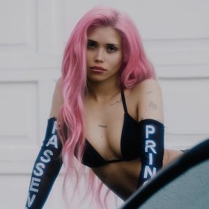 Nessa Barrett 的头像