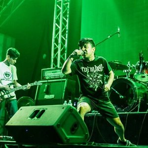 “Neck Deep In Filth”的封面