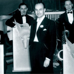 Roy Fox and His Orchestra 的头像