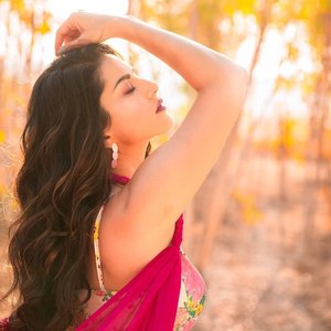 “Sunny Leone”的封面