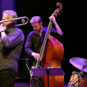 ROB BROWN QUARTET (ROB BROWN, STEVE SWELL, CHRIS LIGHTCAP, CHAD TAYLOR) 的头像