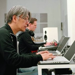 “Alva Noto + Ryuichi Sakamoto / Ensemble Modern”的封面