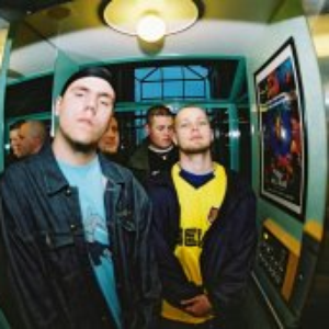 Mobbade barn med automatvapen photo provided by Last.fm