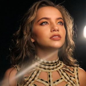 'Isabela Moner' için resim