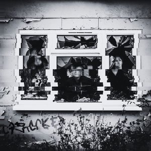 Cover False Heads – Cracked