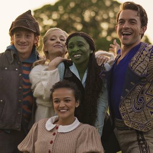 Jonathan Bailey, Ariana Grande, Ethan Slater, Marissa Bode & Cynthia Erivo 的头像