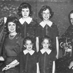 The Humbards with the four year old twins, Drusilla and Susanna 的头像
