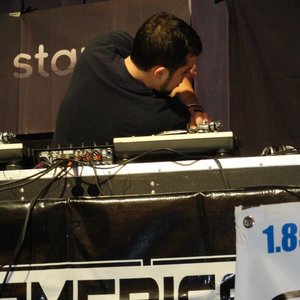 “DJ MO NIKLZ”的封面
