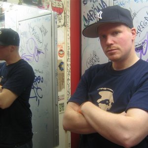 Freddie Cruger Present The 3 Foot People 的头像