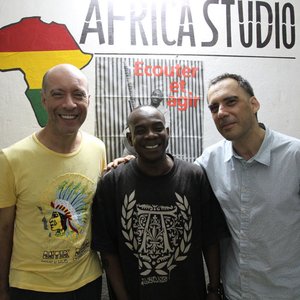 Arnaldo Antunes, Egdard Scandurra & Toumani Diabaté 的头像