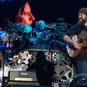 Zdjęcia dla 'John Fogerty with Zac Brown Band'