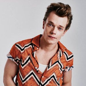 “Alfie Allen”的封面