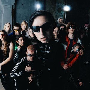 во дворе - Single