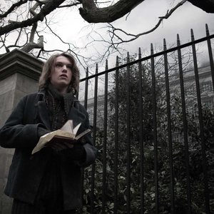 Laura Michelle Kelly & Jamie Campbell Bower 的头像