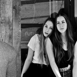 Imagen de 'M83 With HAIM'