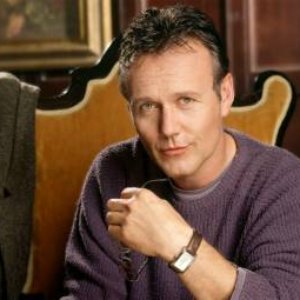 Anthony Stewart Head 的头像