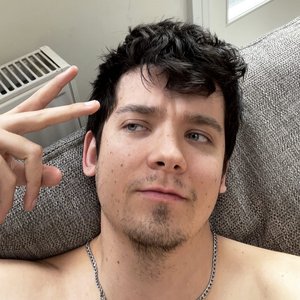 “Asa Butterfield”的封面