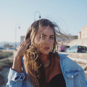 Avatar for Anna Vee