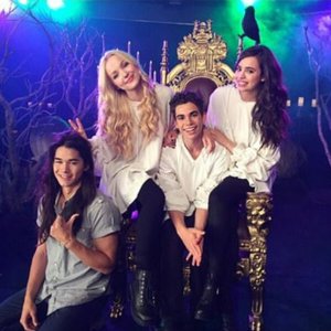 Dove Cameron, Sofia Carson, Cameron Boyce & Booboo Stewart 的头像