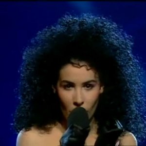 “Nina Flores”的封面