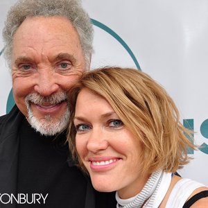 Tom Jones with Cerys From Catatonia 的头像