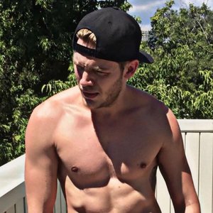 Dominic Sherwood のアバター