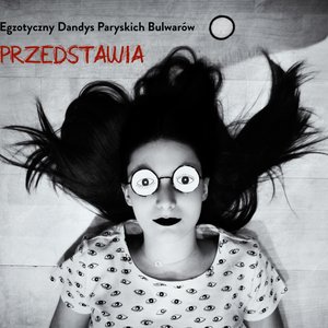 Przedstawia