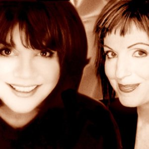 “Linda Ronstadt With Ann Savoy”的封面