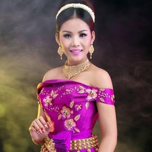 “ឈិន ម៉ានិច្ច”的封面