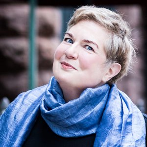 Mary Jo Pehl 的头像