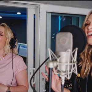 Claire Richards & Delta Goodrem のアバター